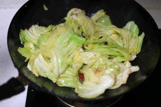 手撕包菜的做法和步骤窍门 a7e7602c99ce4591b70770a91bf33364.jpeg