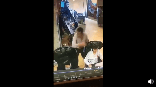 萌娃商场认错妈抱着不松手，还当着亲妈的面亲了这位“妈妈”！结局萌化
