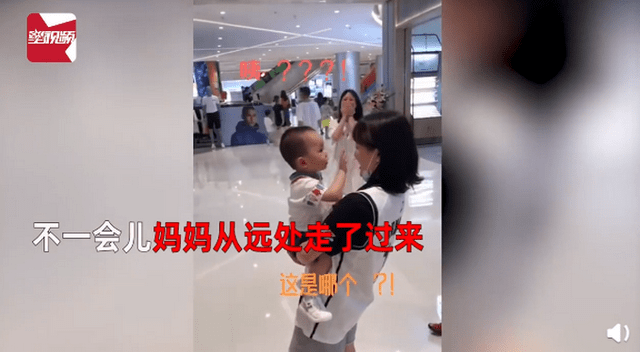 萌娃商场认错妈抱着不松手，还当着亲妈的面亲了这位“妈妈”！结局萌化