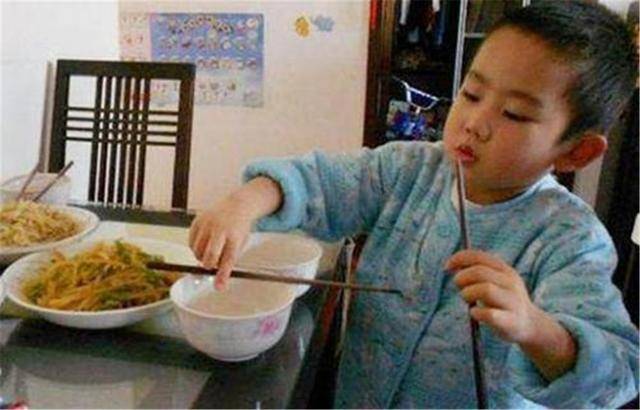 原创姥爷逗外孙：“老来我家蹭饭不害臊”，孩子的一番话戳中老人痛处