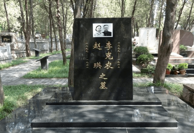 八宝山公墓的墓地方位和墓穴的大小和干部的级别正相关