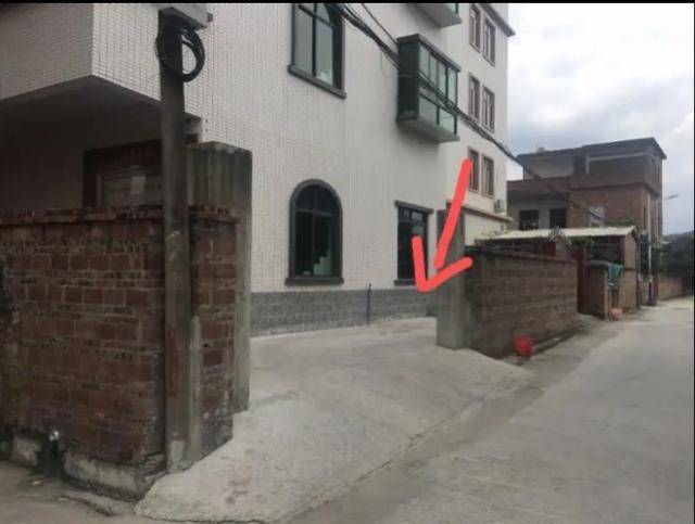 广东2男孩车内窒息，家属要车主担责：没关车门，不然孩子进不去