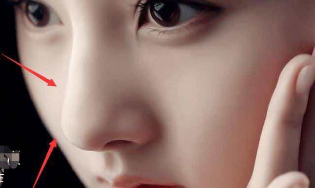 路人电梯偶遇宋祖儿，超近镜头下抓拍，一眼看