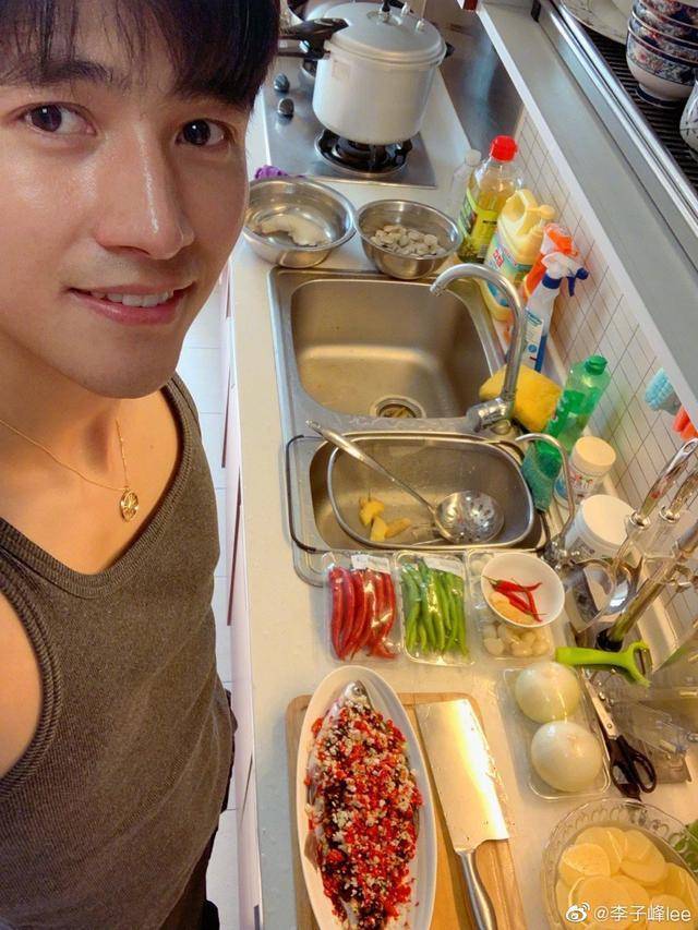 超级男模改行秀厨艺？与张亮同台走秀，用剁椒