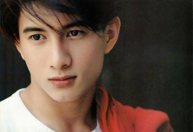 别看现在吴奇隆中年发福，巅峰时期的他，也是