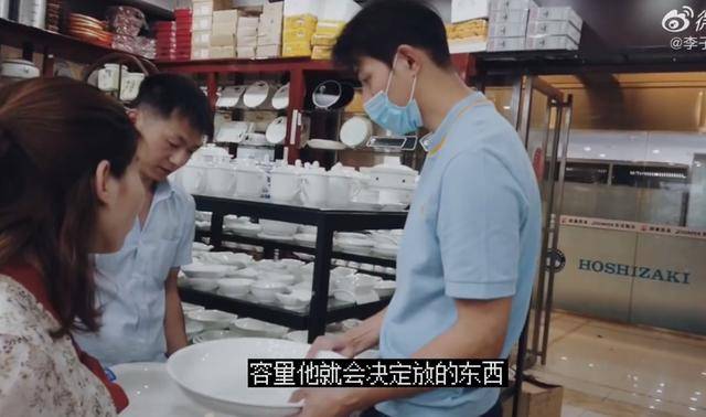 超级男模改行秀厨艺？与张亮同台走秀，用剁椒