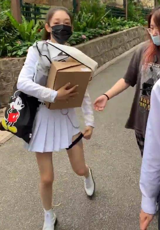 应该是统一发的吧,毕竟大家的体重都是差不多的,但明显希林娜依·高要