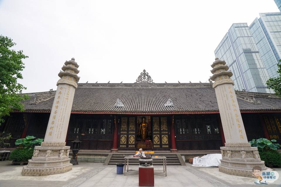 「佛寺」距今已1600多年历史，藏在最繁华的商区，成都唯一保存下来的佛寺
