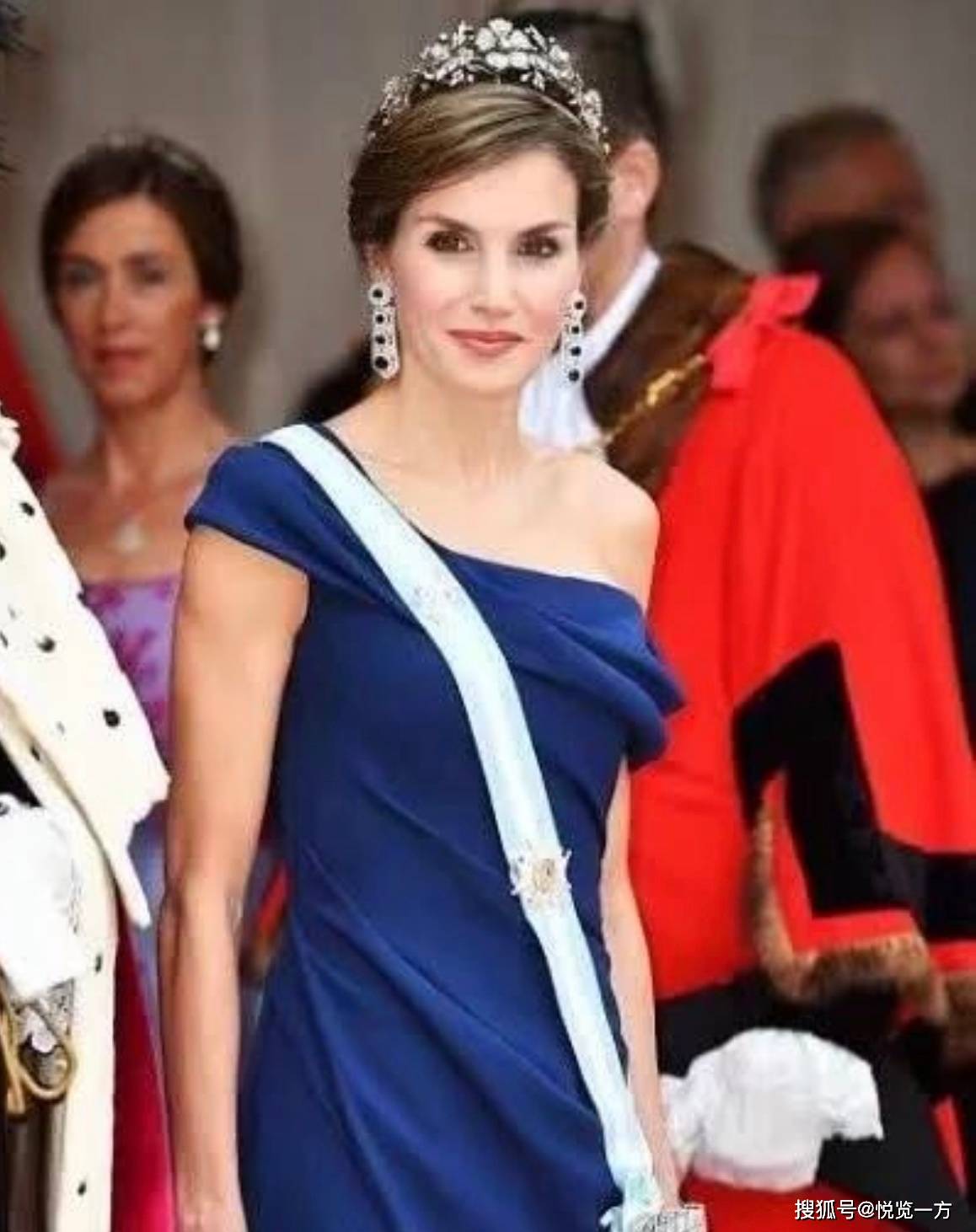 王冠礼服,欣赏西班牙王后莱蒂齐亚的自信之美