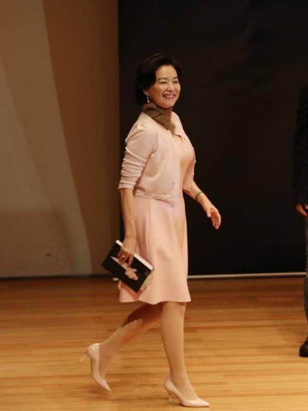 原创林青霞美到骨子里!穿淡粉长裙气质如芙蓉,65岁自然老皮肤一样好