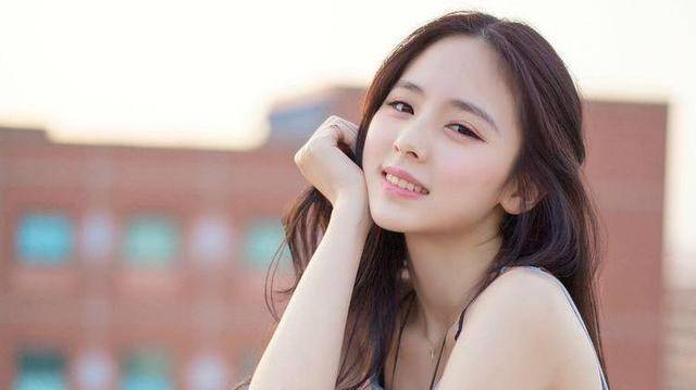 搞笑gif趣图:妹子,别以为身体藏在柜子里,我就不知道!