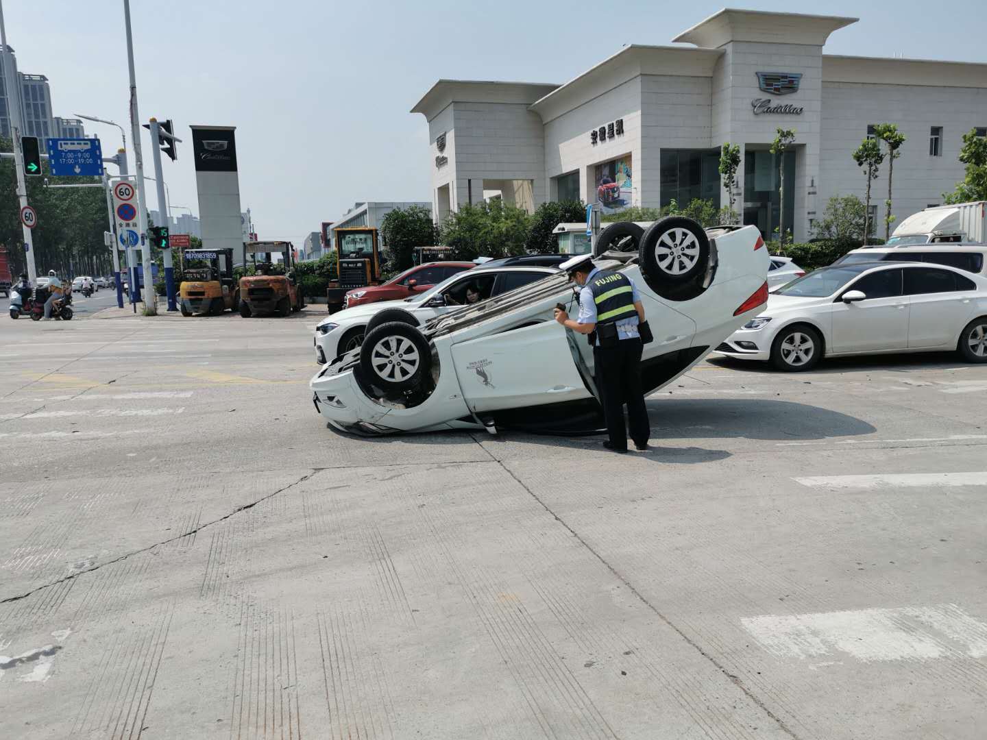 合肥市蒙城北路和耀远路交叉口发生车祸,白色北京现代