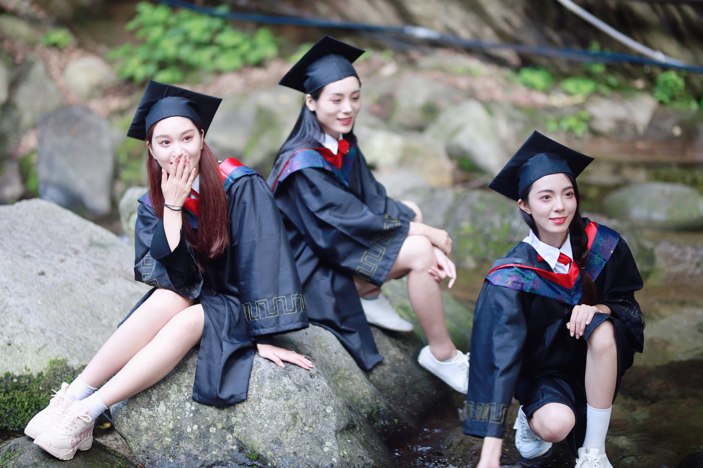 在河南平顶山市尧山风景区,几位来自郑州某高校的女大学生身着学士服