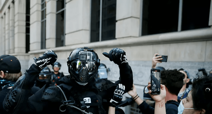 照片|在美国抢夺新闻记者手机抗议者出于恐惧警察
