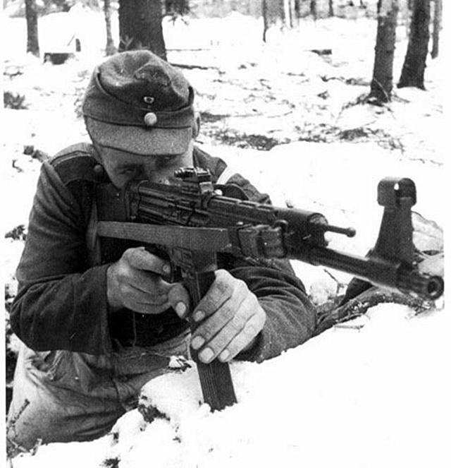 二战时德国mkb42自动卡宾枪获得一致好评,希特勒为何拒绝生产?