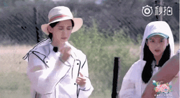 除了女明星,男明星也一样爱涂防晒,肖战和王一博在《陈情令》拍摄现场