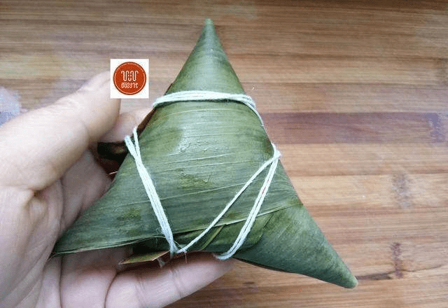 如何简单包粽子第一步 660aaf3d728a4a88b526c1f8111f575d.png