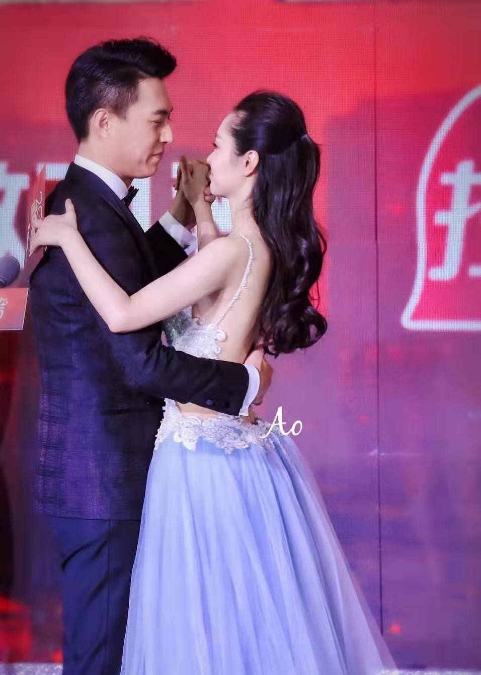 靳东和宋轶跳交际舞,看清他手放女生背后的位置,我没眼花吧?