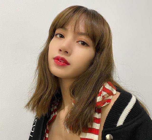 lisa晒私服照,穿红白条纹吊带配拼接棒球服,明艳不失小性感