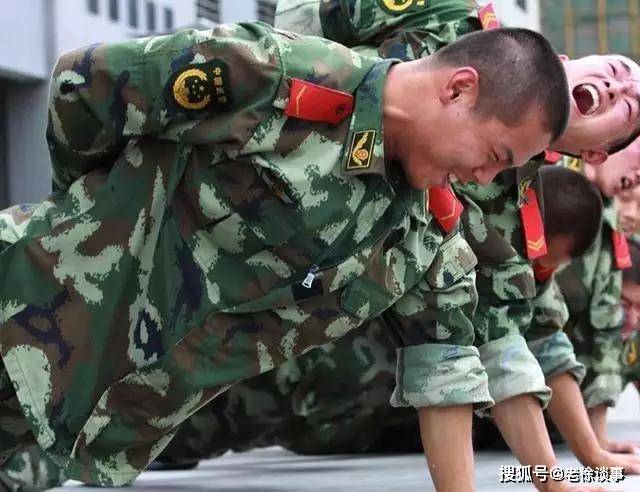 军人怎么做俯卧撑