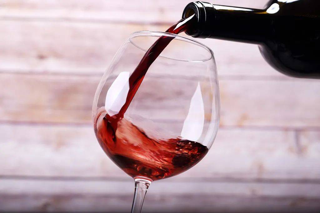 葡萄酒如何倒酒也是有一番讲究的