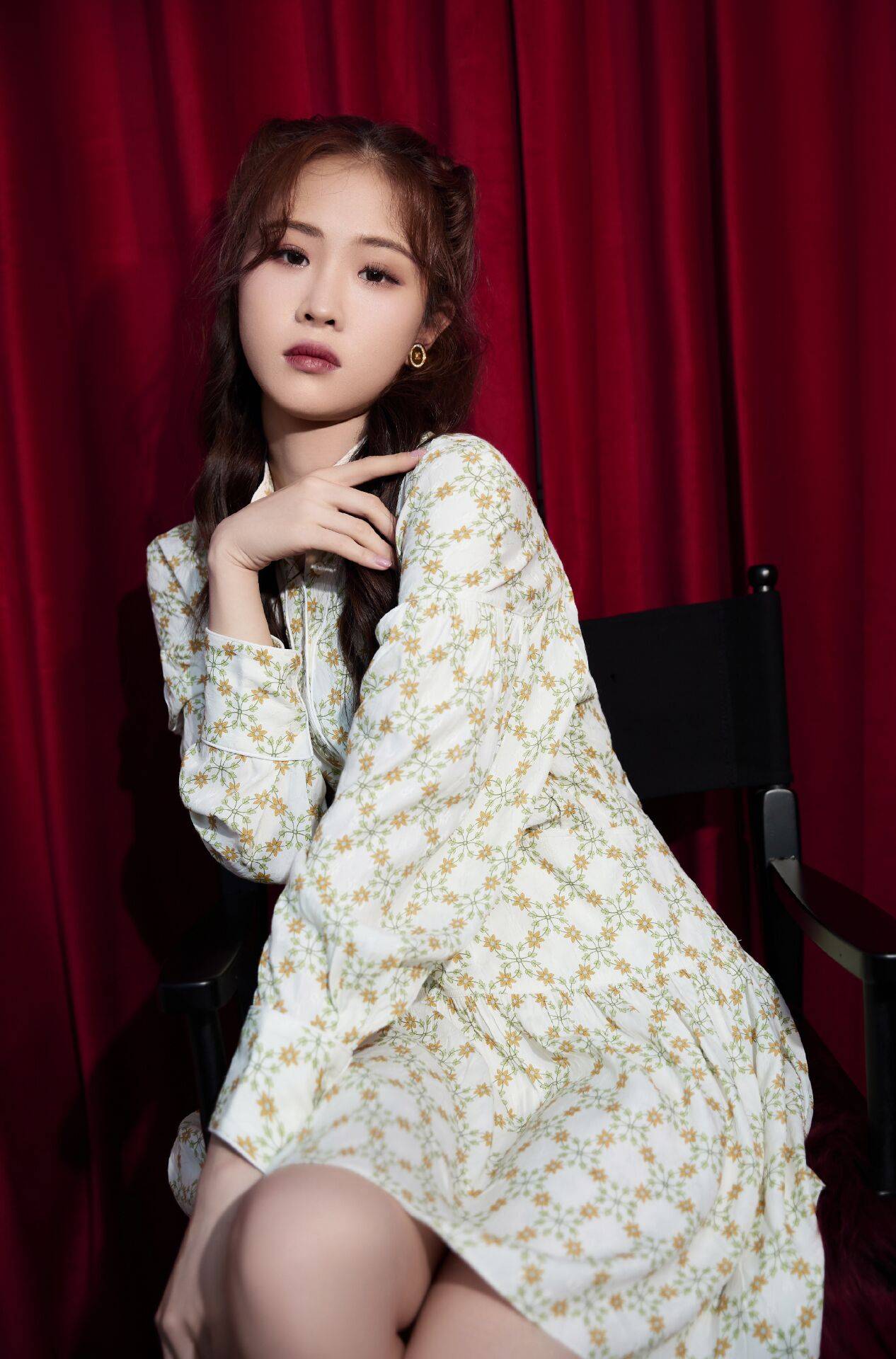 徐紫茵参加晚会造型look,俏皮优雅复古