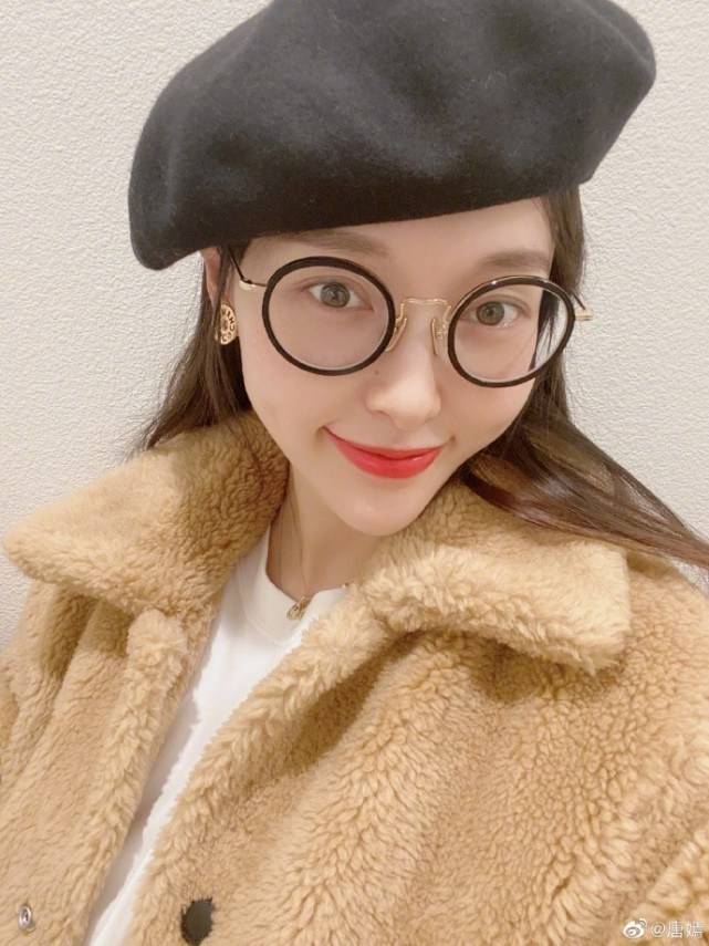 唐嫣产后首晒自拍照，P得面如白纸，却依然被痘