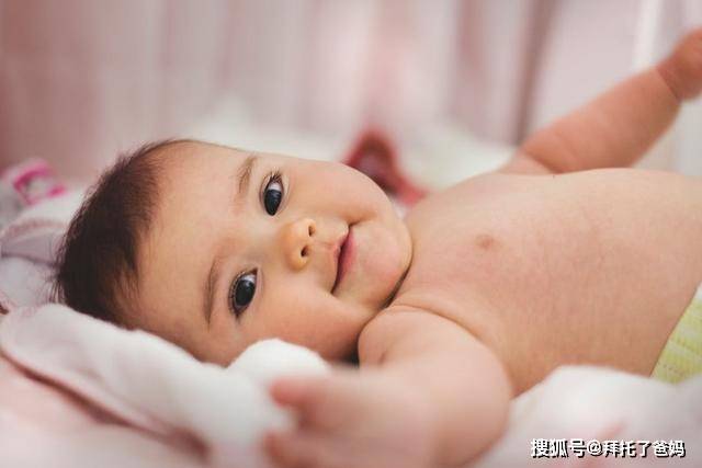 儿科医生建议：给宝宝换尿不湿前，宝妈不要有这个动作，易伤害娃