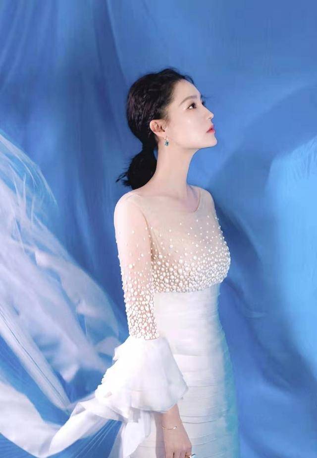 这次现身线下活动,李沁身穿这款白色珍珠流苏裙,整件礼服裙采用拼接的