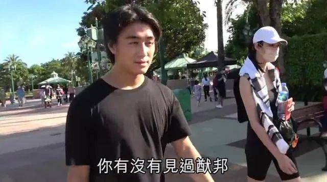 奚梦瑶何猷君守孝期游迪士尼惹争议！咋避谈赌