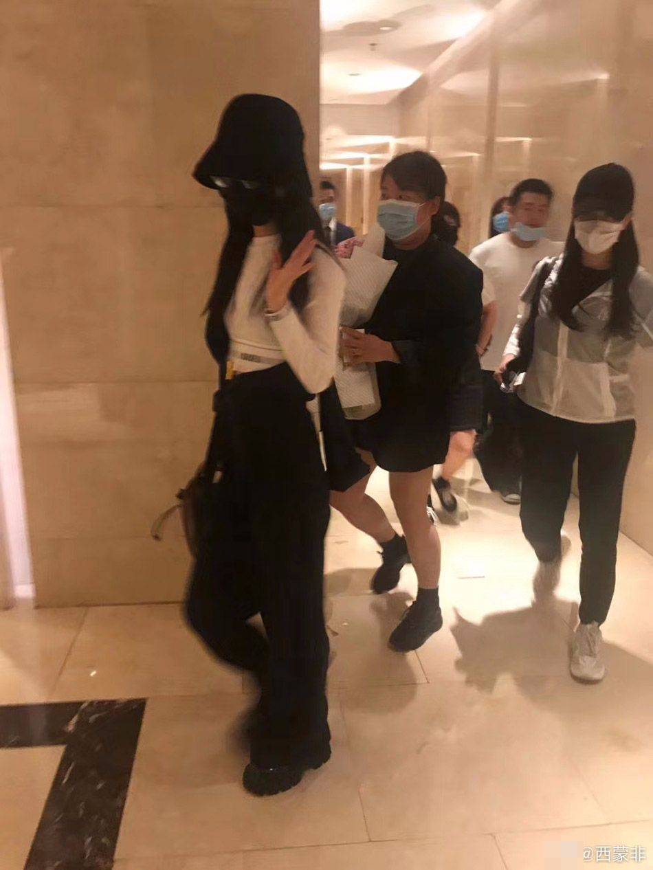 显得原创赵丽颖再录综艺 抓拍照只剩下瘦了,立人设要当第二个刘涛?
