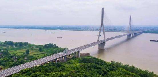 望东长江大桥是皖江上第六座长江大桥,也是皖江上游的第一座跨长江