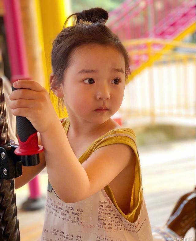 原创高圆圆女儿正面照曝光，葡萄眼睛又大又圆，完全继承妈妈高颜值