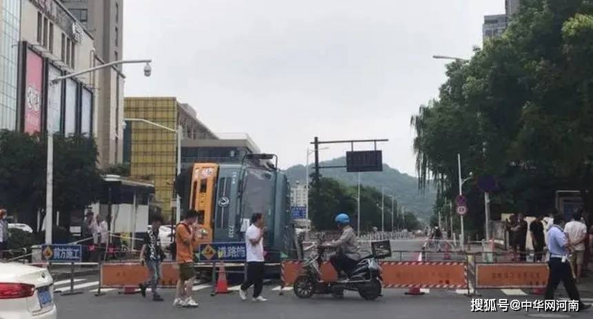 突发!今晨杭州两处路面出现塌陷,垃圾车直接