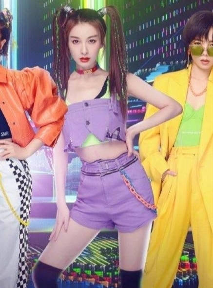 吴昕紫色露脐装,双马尾造型,活力美少女