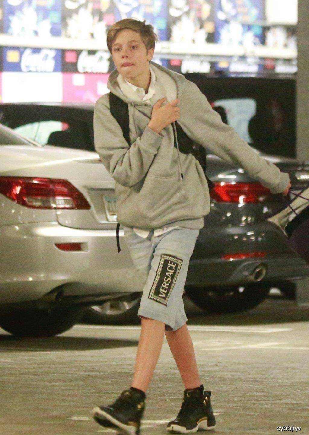 原创朱莉一身休闲装携女儿上街，13岁希洛身高赶超妈妈，假小子既视感
