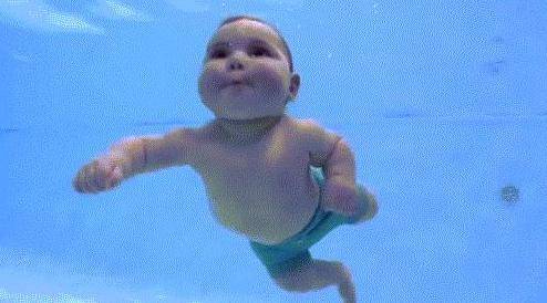原创8月大婴儿被扔入泳池后数秒浮起来，妈妈感到骄傲，却被网友狂批