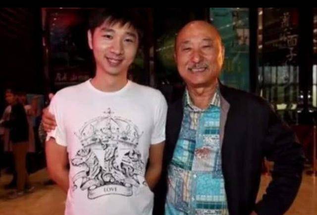 66岁陈佩斯晒近照，毛发全白满脸老年斑，阔别春