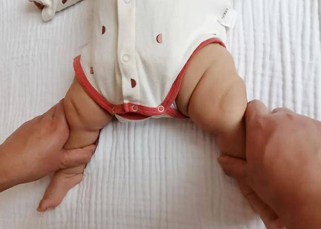 个子|父母别忽视宝宝伸懒腰就是在长个子？不一定！可能是这四种情况