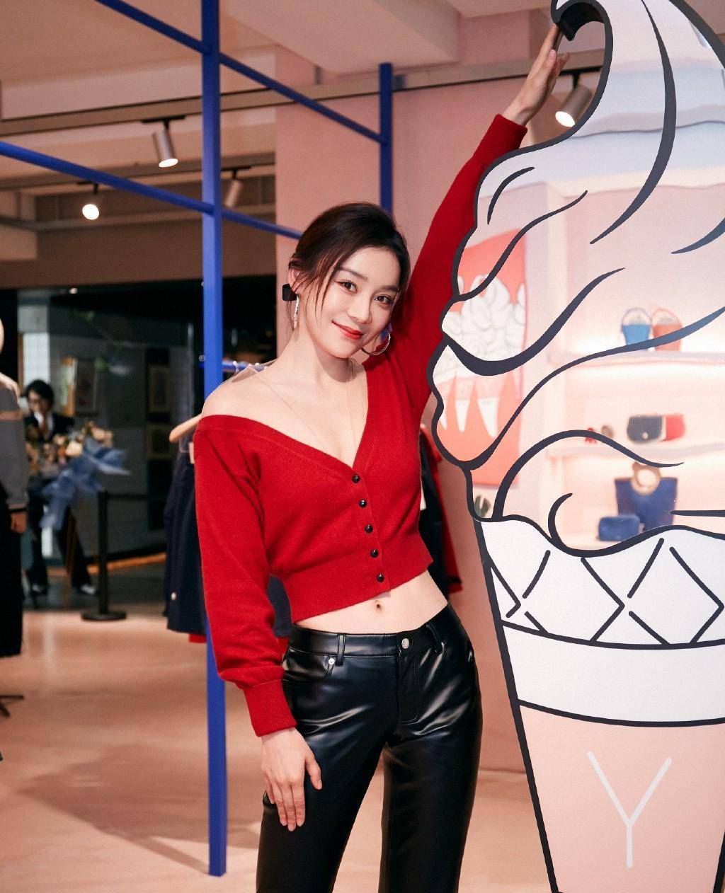 针织衫紧身裤配短靴:撞色,休闲 孟子义上身穿了件轻盈的白色针织衫