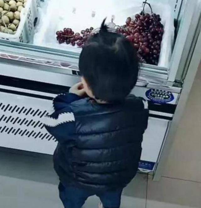 孩子偷吃樱桃，售货员：80元/斤赔钱吧，宝妈做法让她无言以对
