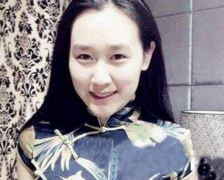 刀郎的现任妻子名叫朱梅,两人是在刀郎最低谷的时候认识的,朱梅是
