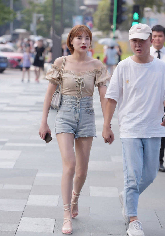 街拍,美女穿浅色的连衣裙简洁大方,很有街头的气质感