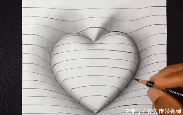 爱心美术老师在纸上手绘心形 网友们说很简单,看到成品后却愣住了