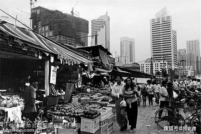 骑河楼值班的大妈们 北京,1989年摄 白塔寺胡同里 北京,1987年摄 北京