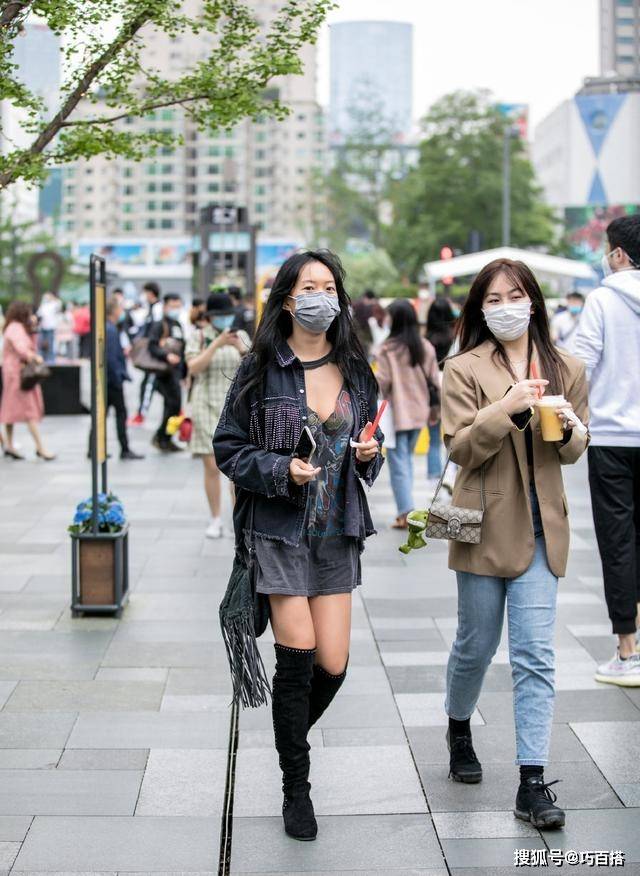 试一下不撞衫更洋气出门不知道穿什么衣服？可以先来试一下黑顺色搭配