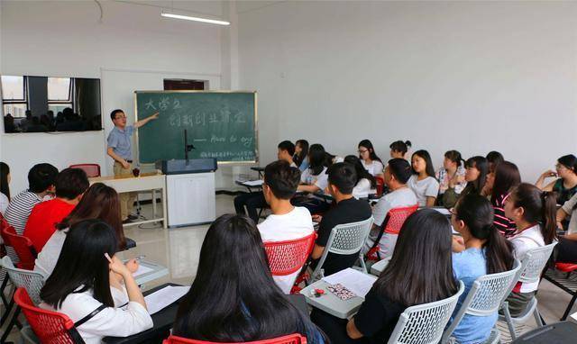 大学老师“喋喋不休”，学生底下“沉沉欲睡”，孰之过？