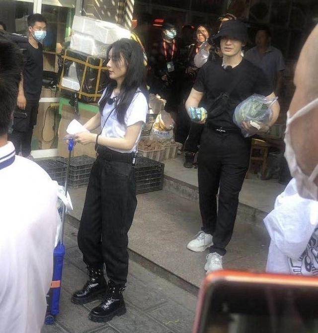 赵丽颖|原创赵丽颖晒海报官宣《中餐厅》阵容，黄晓明自侃五行多水，仍是店长