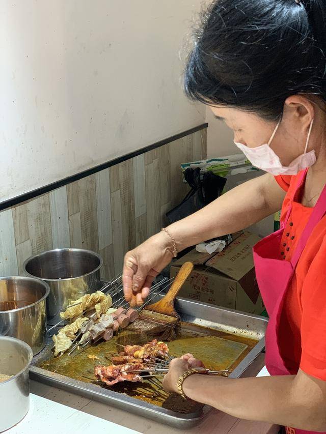 炭爷|火锅，海鲜，200来种菜随便吃不限量几十块一位的自助烧烤