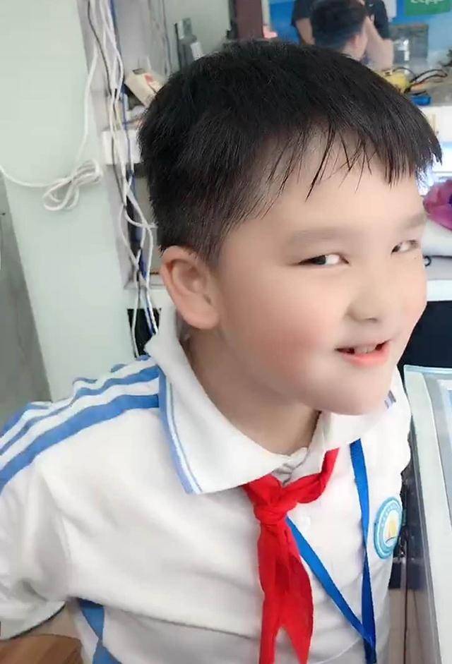 熊孩子语文考了90分，“嚣张”模样笑翻妈妈，网友：能排多少名？